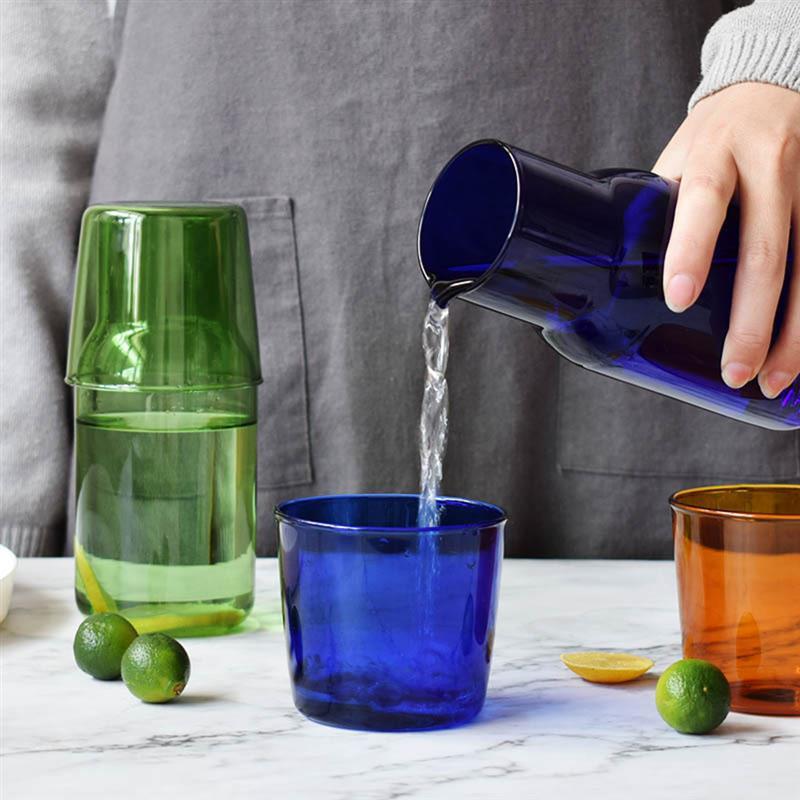 karaffel og glass i levende vann glass