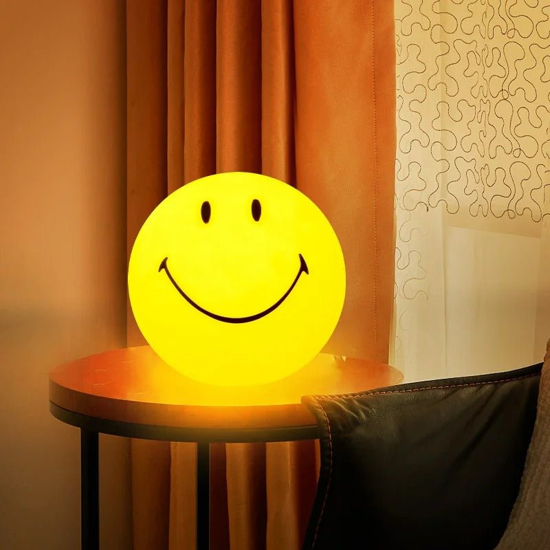 Norvo | Smiley nattlampe med oppladbar LED og berøringsbryter