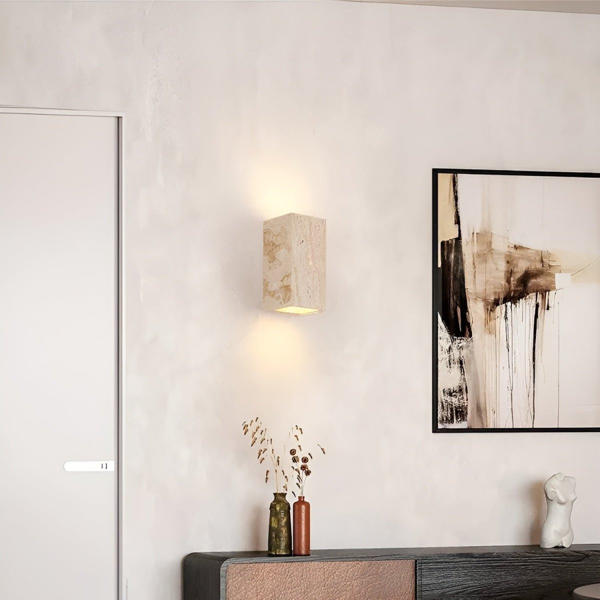 Norvo | Vegglampe laget av travertin for en varm og elegant atmosfære