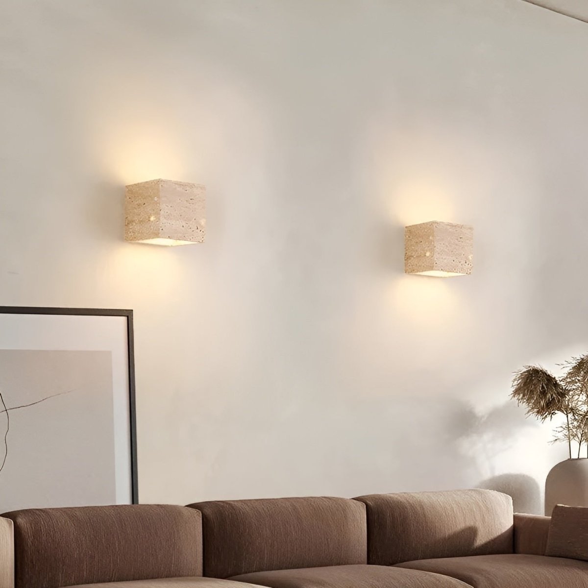 Norvo | Vegglampe laget av travertin for en varm og elegant atmosfære
