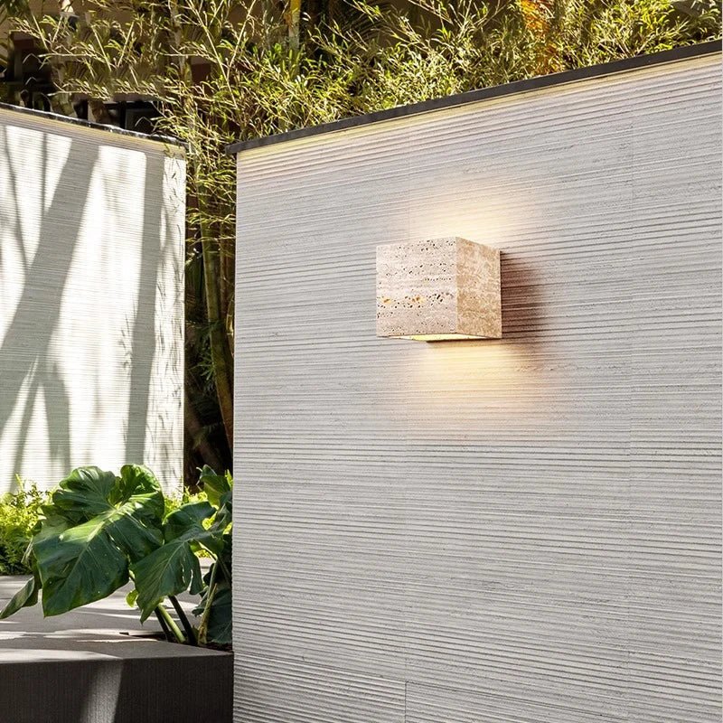 Norvo | Vegglampe laget av travertin for en varm og elegant atmosfære