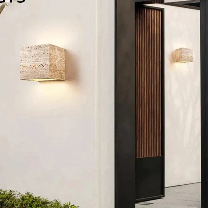 Norvo | Vegglampe laget av travertin for en varm og elegant atmosfære