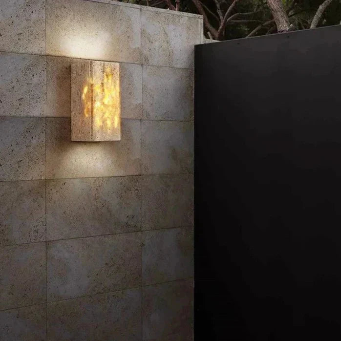 Norvo | Vegglampe laget av travertin for en varm og elegant atmosfære