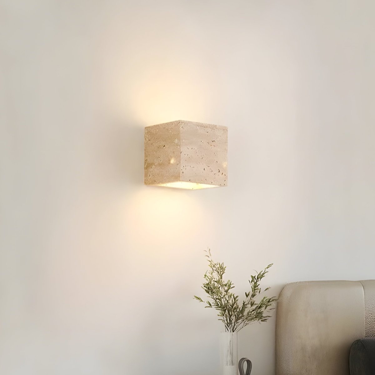 Norvo | Vegglampe laget av travertin for en varm og elegant atmosfære