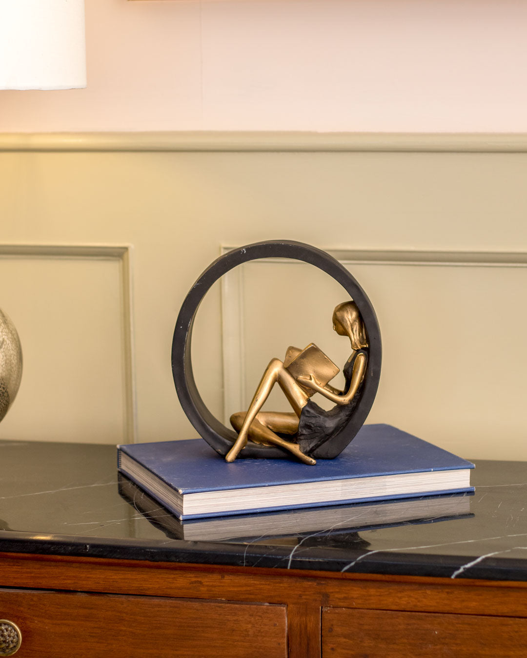 Norvo | Lesende Jentestatue