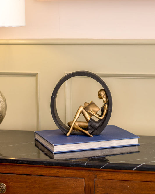 Norvo | Lesende Jentestatue
