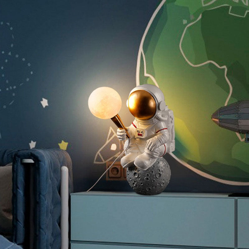 Norvo | CosmoBuddy Astronaut Vegglampe | Kreativ Design | Harpiks & ABS | LED Soveromslampe
