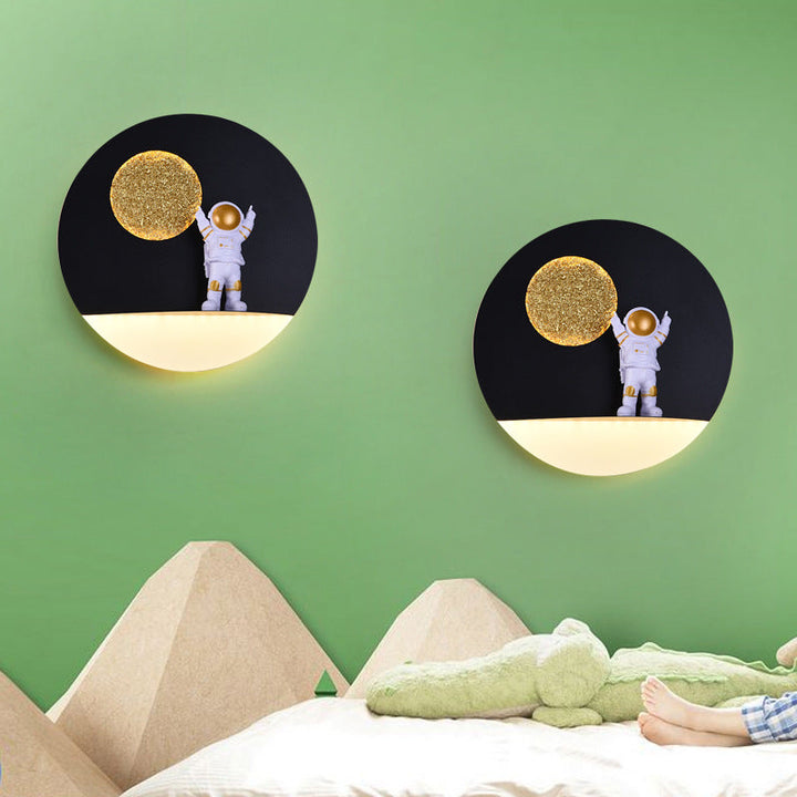 Norvo | Moderne Kreativ Jern Harpiks Rund Astronaut LED Vegglampe for Soverom