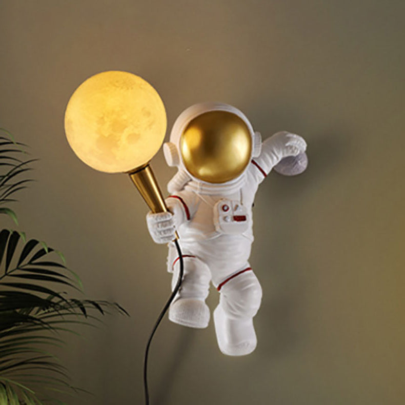 Norvo | CosmoBuddy Astronaut Vegglampe | Kreativ Design | Harpiks & ABS | LED Soveromslampe
