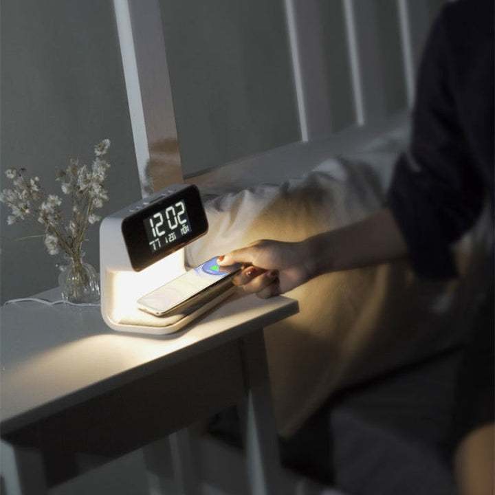 Norvo | 3-i-1 Sengelampe med Trådløs Lader – LCD Vekkerklokke & Berøringsdimmbar LED Bordlampe