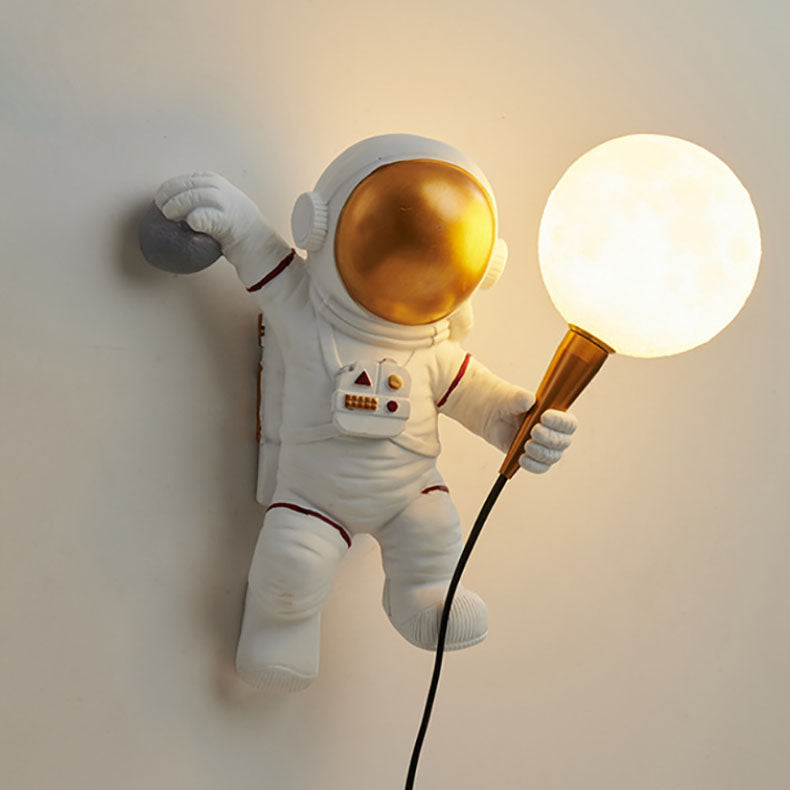 Norvo | CosmoBuddy Astronaut Vegglampe | Kreativ Design | Harpiks & ABS | LED Soveromslampe