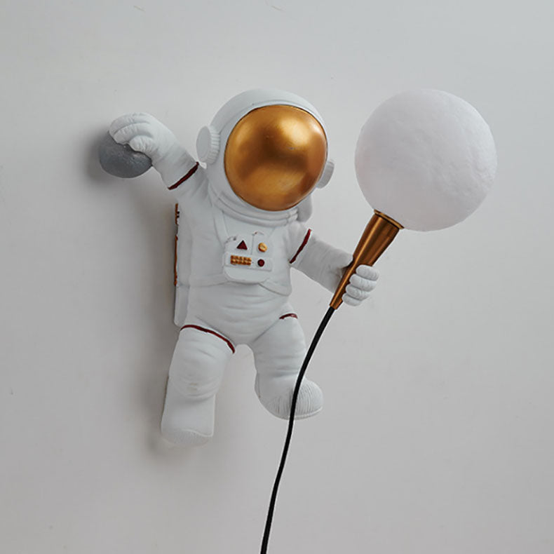 Norvo | CosmoBuddy Astronaut Vegglampe | Kreativ Design | Harpiks & ABS | LED Soveromslampe