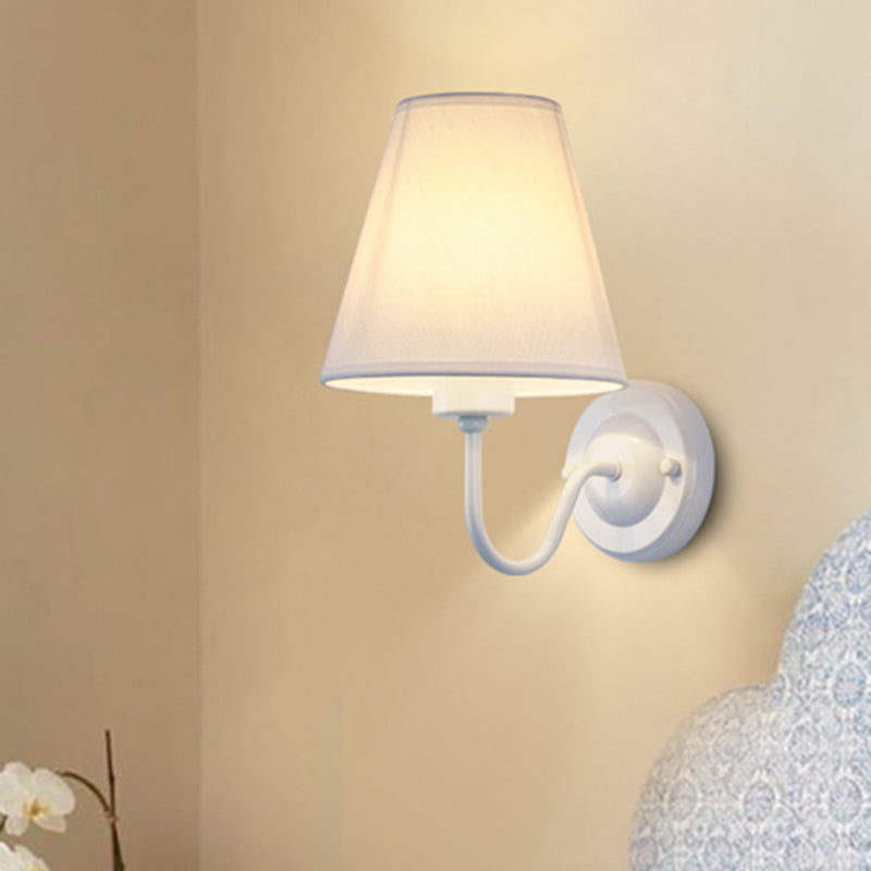 Norvo | Svart/Brun/Beige Keglevegglampe Nordisk 1-lys Stoffveggbelysning med Buet Arm i Svart/Hvit