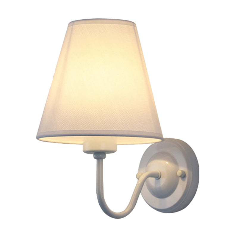 Norvo | Svart/Brun/Beige Keglevegglampe Nordisk 1-lys Stoffveggbelysning med Buet Arm i Svart/Hvit