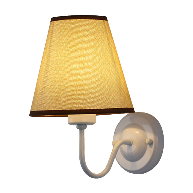 Norvo | Svart/Brun/Beige Keglevegglampe Nordisk 1-lys Stoffveggbelysning med Buet Arm i Svart/Hvit