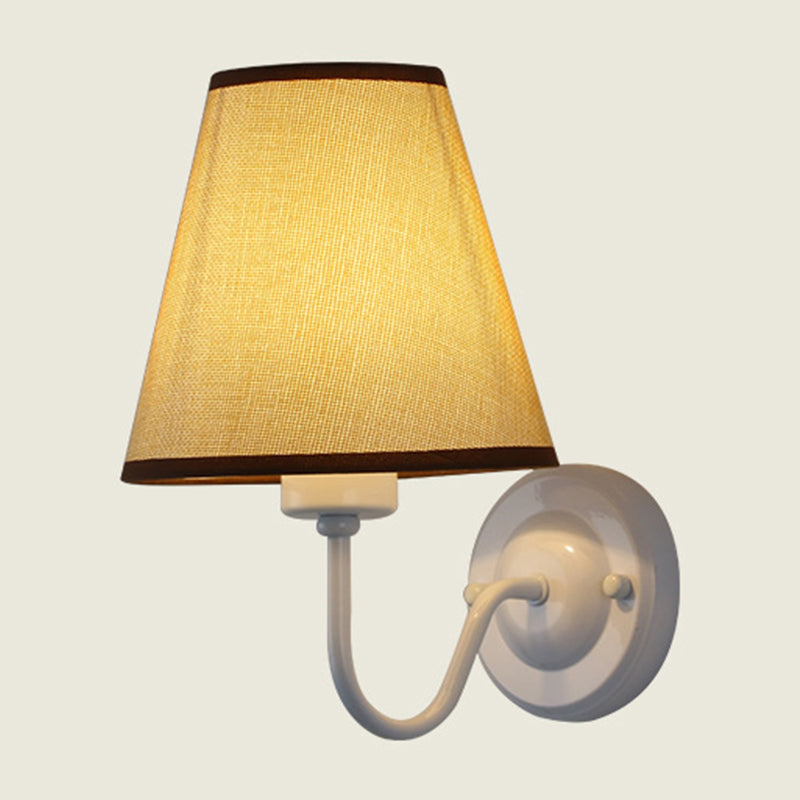 Norvo | Svart/Brun/Beige Keglevegglampe Nordisk 1-lys Stoffveggbelysning med Buet Arm i Svart/Hvit