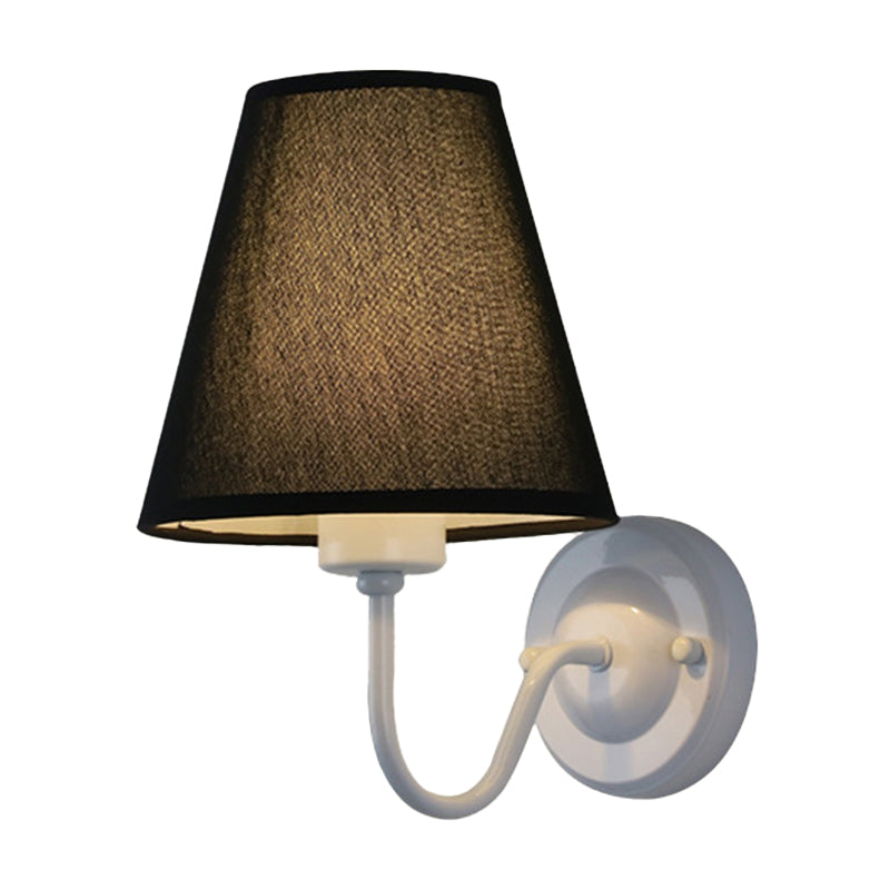 Norvo | Svart/Brun/Beige Keglevegglampe Nordisk 1-lys Stoffveggbelysning med Buet Arm i Svart/Hvit