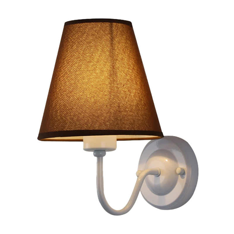 Norvo | Svart/Brun/Beige Keglevegglampe Nordisk 1-lys Stoffveggbelysning med Buet Arm i Svart/Hvit
