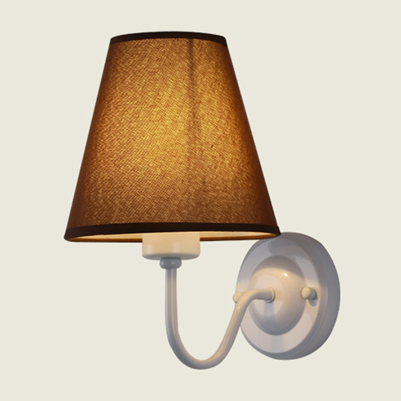 Norvo | Svart/Brun/Beige Keglevegglampe Nordisk 1-lys Stoffveggbelysning med Buet Arm i Svart/Hvit