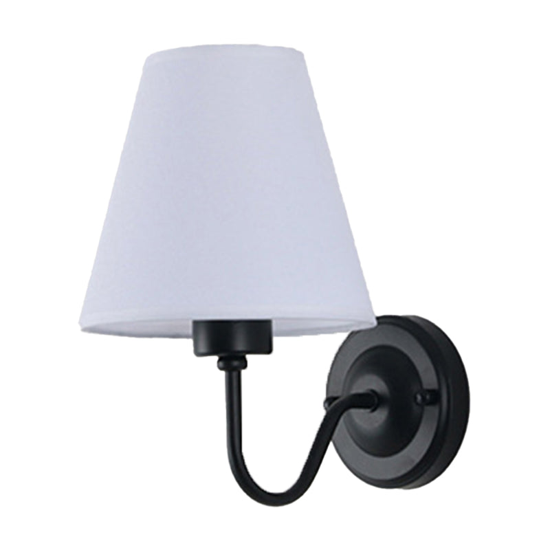 Norvo | Svart/Brun/Beige Keglevegglampe Nordisk 1-lys Stoffveggbelysning med Buet Arm i Svart/Hvit