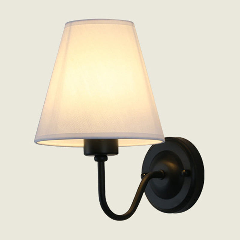 Norvo | Svart/Brun/Beige Keglevegglampe Nordisk 1-lys Stoffveggbelysning med Buet Arm i Svart/Hvit