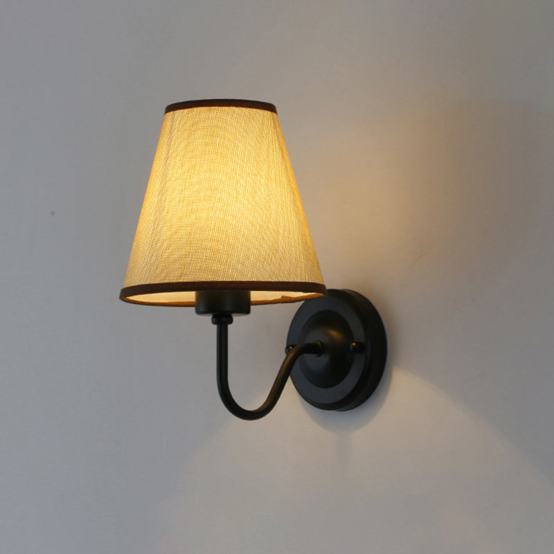 Norvo | Svart/Brun/Beige Keglevegglampe Nordisk 1-lys Stoffveggbelysning med Buet Arm i Svart/Hvit