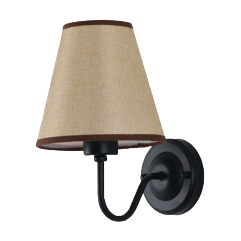 Norvo | Svart/Brun/Beige Keglevegglampe Nordisk 1-lys Stoffveggbelysning med Buet Arm i Svart/Hvit