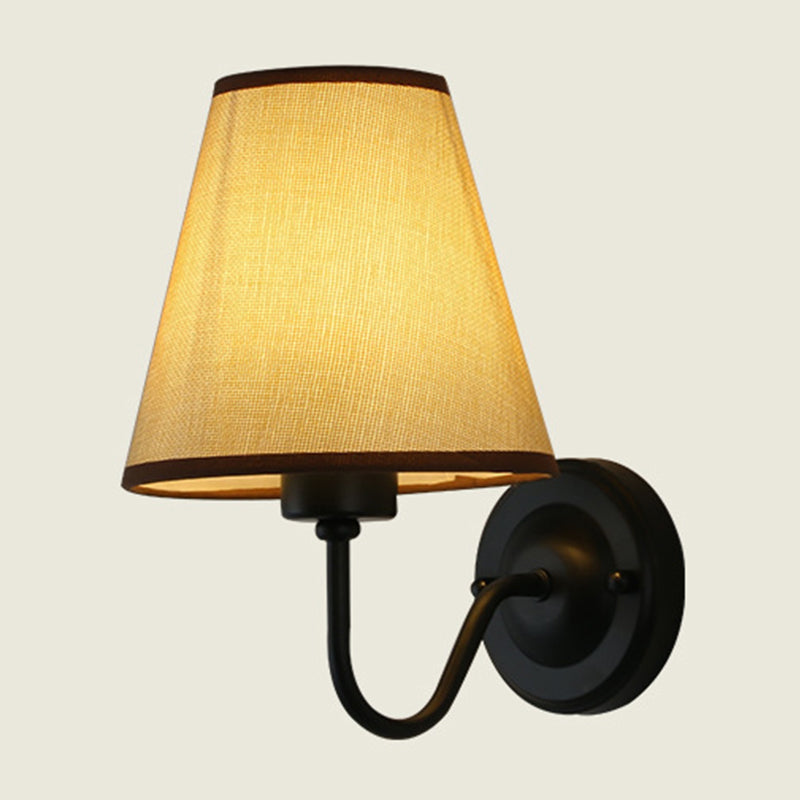 Norvo | Svart/Brun/Beige Keglevegglampe Nordisk 1-lys Stoffveggbelysning med Buet Arm i Svart/Hvit