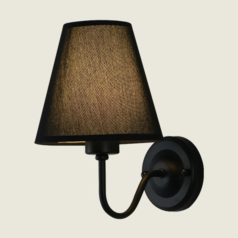 Norvo | Svart/Brun/Beige Keglevegglampe Nordisk 1-lys Stoffveggbelysning med Buet Arm i Svart/Hvit