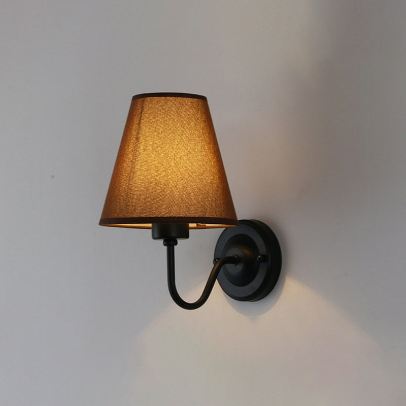 Norvo | Svart/Brun/Beige Keglevegglampe Nordisk 1-lys Stoffveggbelysning med Buet Arm i Svart/Hvit
