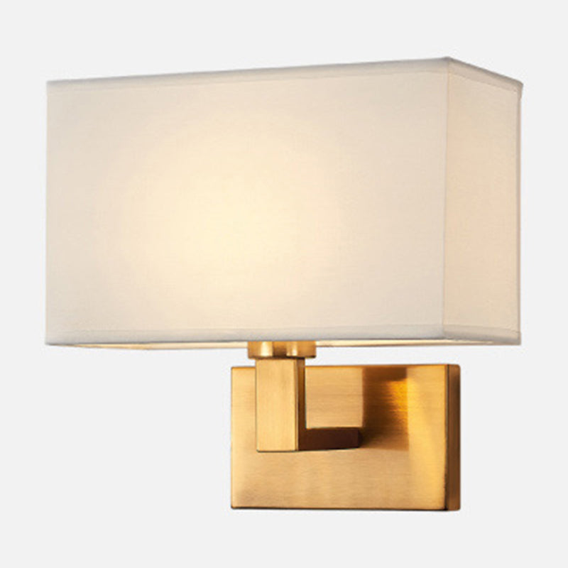 Postmodern Cuboid Vegglampe Stoff 1-Lys Sengelampe Lesevegglys i Hvit/Beige/Brown med Svart/Gull Arm | Norvo