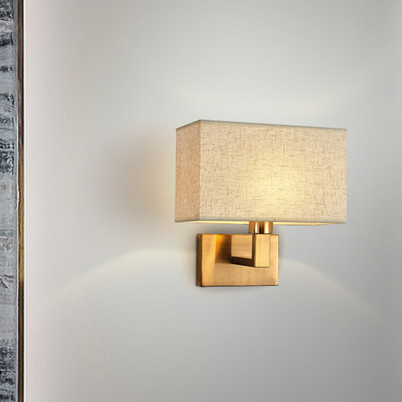 Postmodern Cuboid Vegglampe Stoff 1-Lys Sengelampe Lesevegglys i Hvit/Beige/Brown med Svart/Gull Arm | Norvo