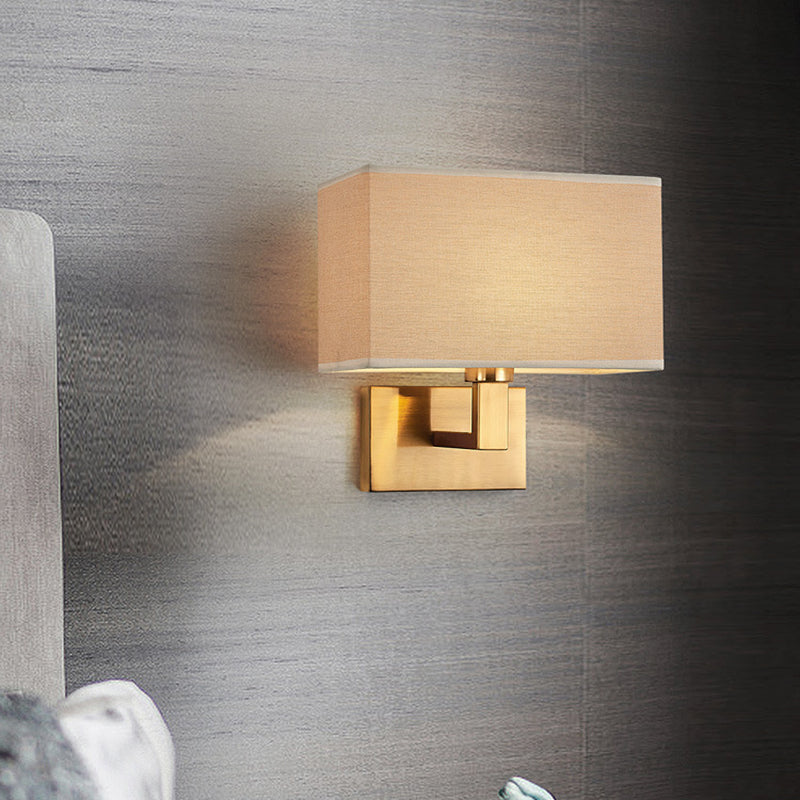 Postmodern Cuboid Vegglampe Stoff 1-Lys Sengelampe Lesevegglys i Hvit/Beige/Brown med Svart/Gull Arm | Norvo