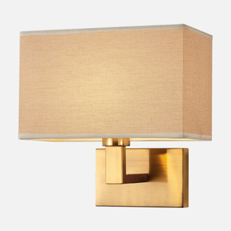 Postmodern Cuboid Vegglampe Stoff 1-Lys Sengelampe Lesevegglys i Hvit/Beige/Brown med Svart/Gull Arm | Norvo