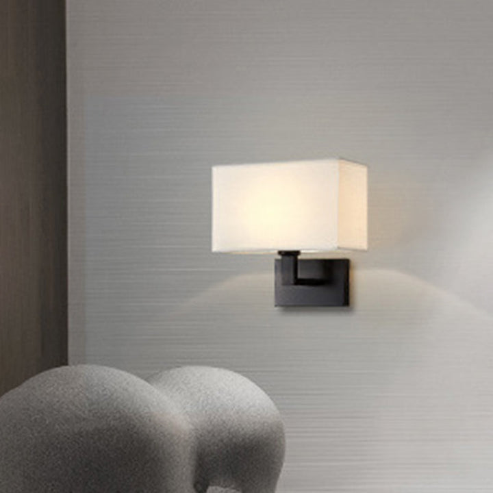 Postmodern Cuboid Vegglampe Stoff 1-Lys Sengelampe Lesevegglys i Hvit/Beige/Brown med Svart/Gull Arm | Norvo