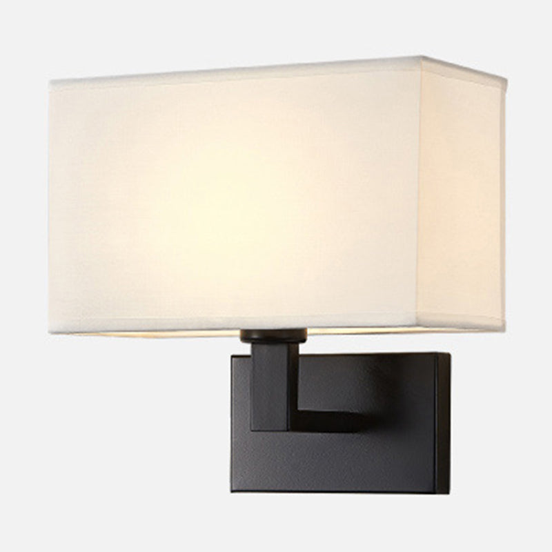 Postmodern Cuboid Vegglampe Stoff 1-Lys Sengelampe Lesevegglys i Hvit/Beige/Brown med Svart/Gull Arm | Norvo