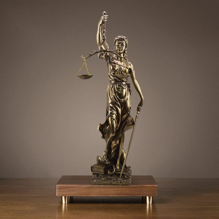 Dekorativ statue av rettferdighetens gudinne