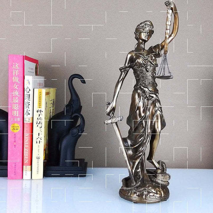 Dekorativ statue av rettferdighetens gudinne