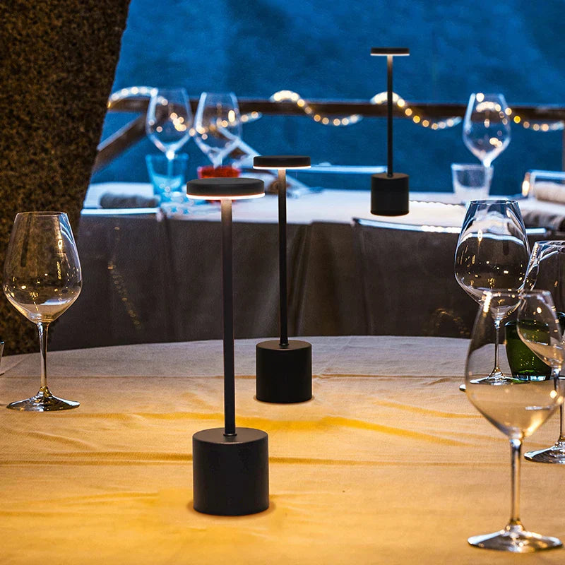 NoirElegance - Moderne Svart LED Bordlampe Norvo