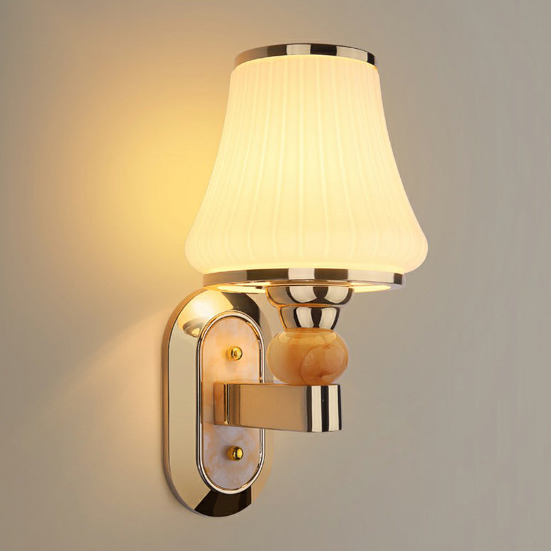 Simplicity Flared Veggmontert Belysning Enkel Matt Hvit Glass Lampe i Gull | Norvo