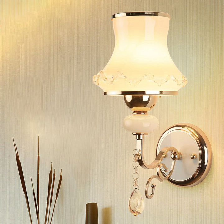 Simplicity Flared Veggmontert Belysning Enkel Matt Hvit Glass Lampe i Gull | Norvo