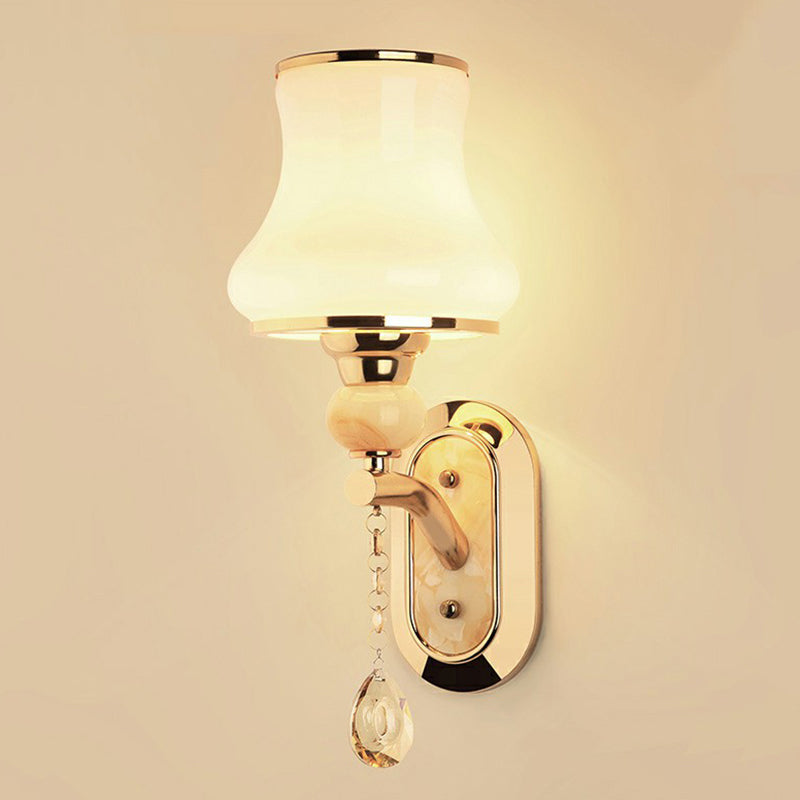 Simplicity Flared Veggmontert Belysning Enkel Matt Hvit Glass Lampe i Gull | Norvo