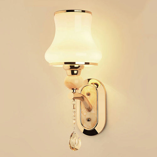Simplicity Flared Veggmontert Belysning Enkel Matt Hvit Glass Lampe i Gull | Norvo