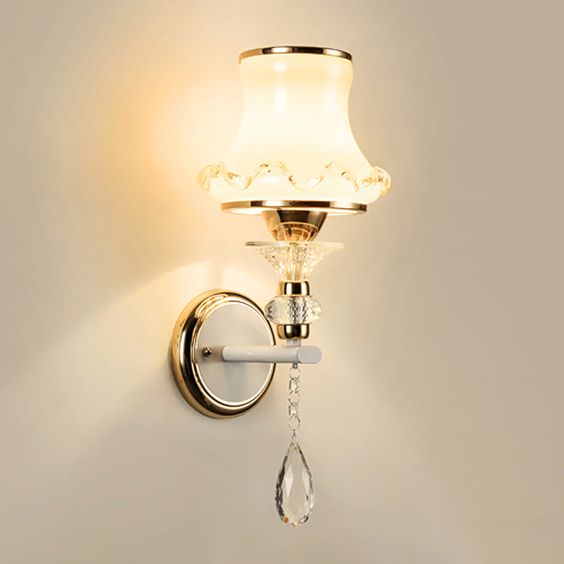 Simplicity Flared Veggmontert Belysning Enkel Matt Hvit Glass Lampe i Gull | Norvo