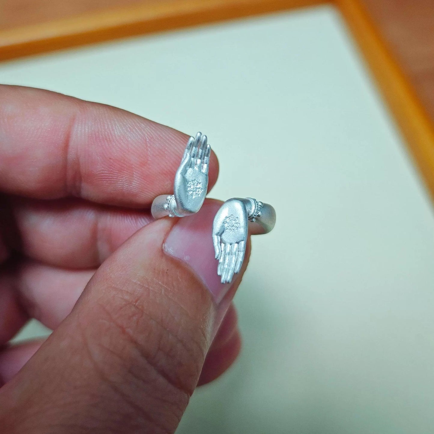 Norvo | Fryktløs Ønske Buddha Hånd Ring - Chic Par Gave