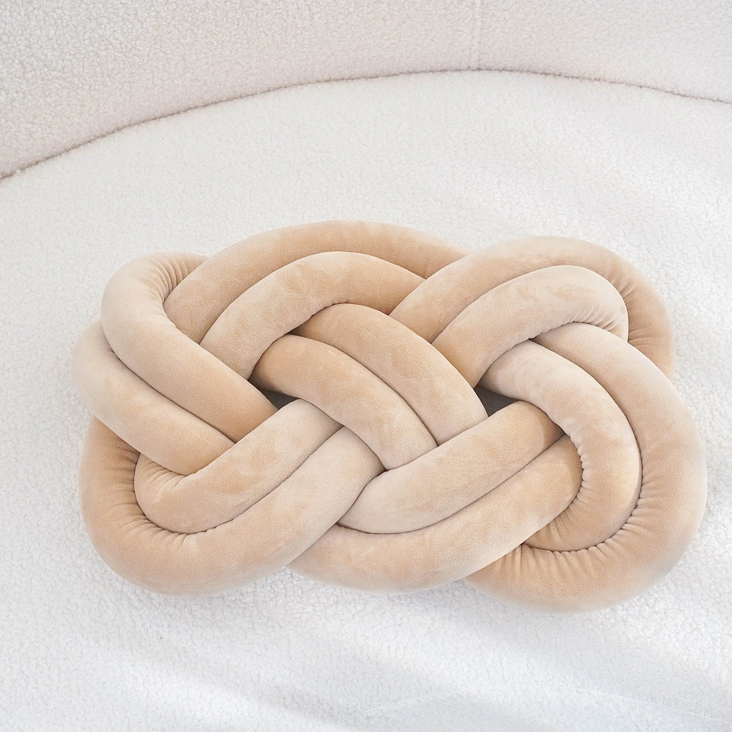 Norvo | Dekorativ pute | Knutete geometrisk design | Vaskbar polyester | 40×30 cm