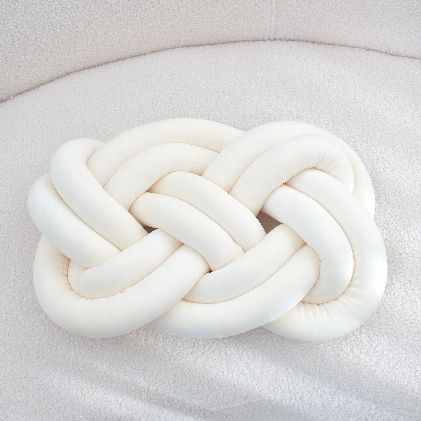 Norvo | Dekorativ pute | Knutete geometrisk design | Vaskbar polyester | 40×30 cm