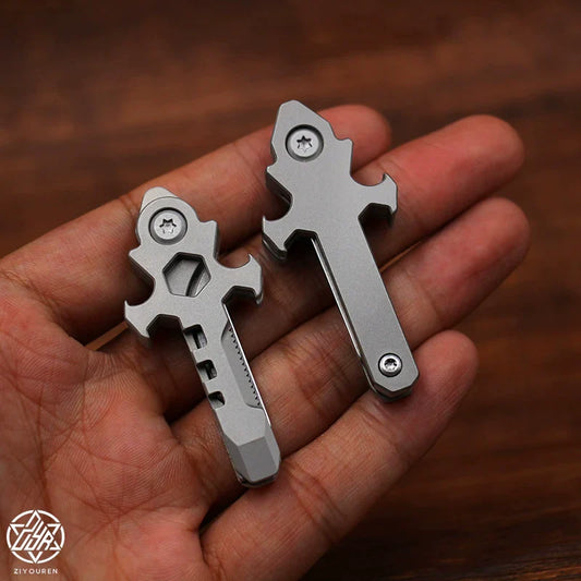 Norvo | Titanium Multi-Verktøy Nøkkelring: Mini EDC Gadget med Korkåpner & Boks Cutter