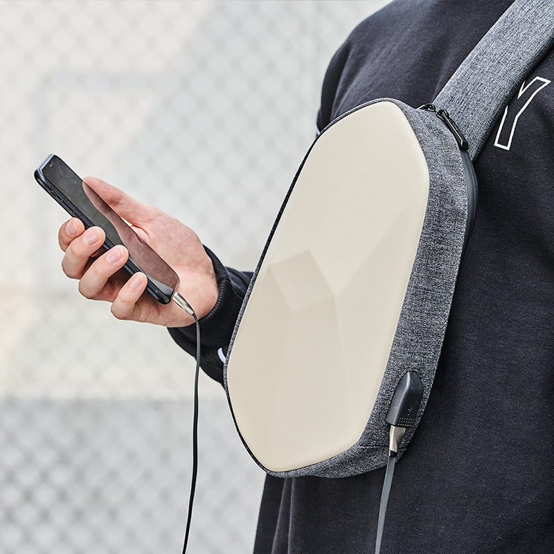 Norvo | Tyverisikret, vanntett, kollisjonsbestandig brystveske, med geometrisk 3D-skall, side USB-grensesnitt, høy-kvalitets beskyttelse, fler-lags partisjon lagring, for reise, utflukter, shopping og mer