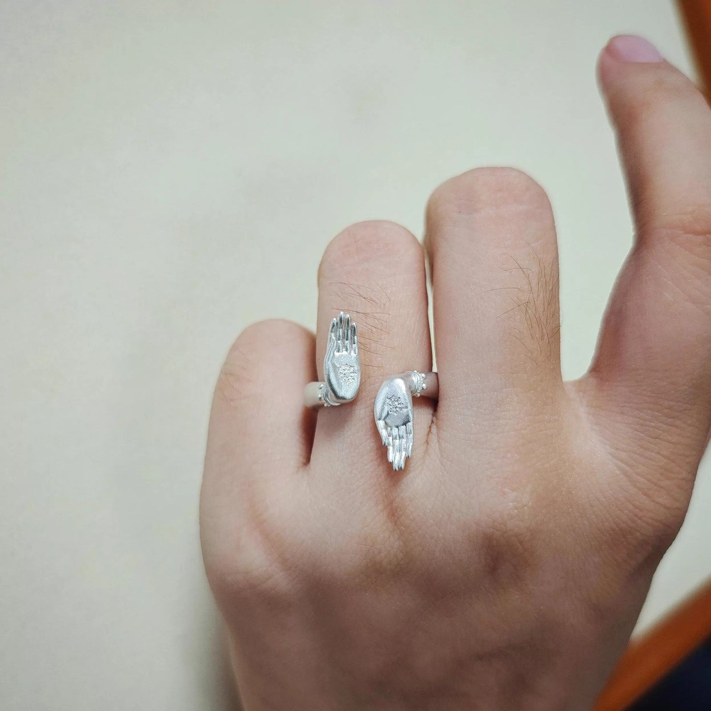 Norvo | Fryktløs Ønske Buddha Hånd Ring - Chic Par Gave